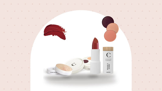 Rouge à lèvres, Poudre magique et fards Couleur Caramel sous une arche blanche sur fond rose poudré